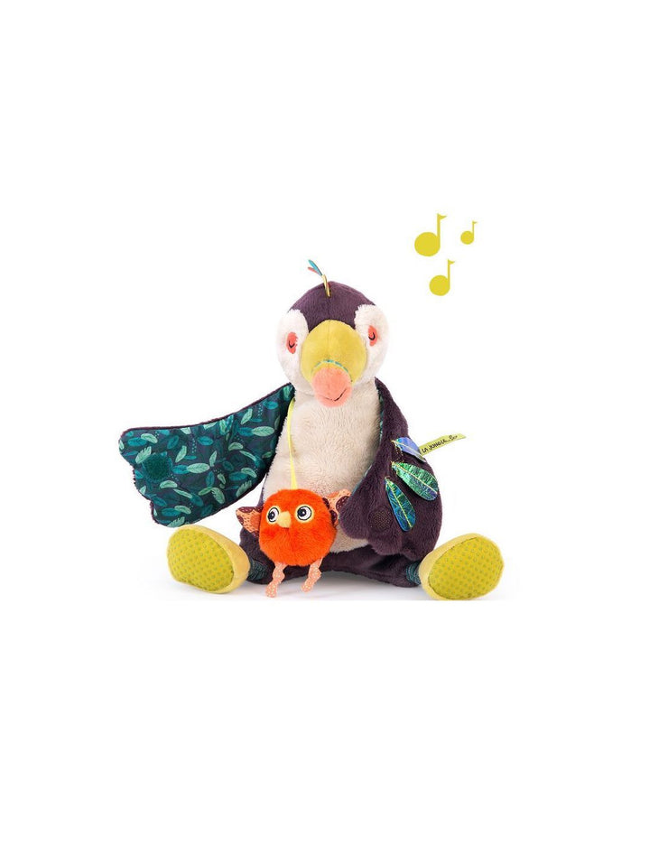 Découvrez Pakou le toucan musical de la collection Dans le Jungle de Moulin Roty, un bel oiseau très rigolo avec de grandes ailes, qui offre un mélange de textures pour éveiller bébé en douceur